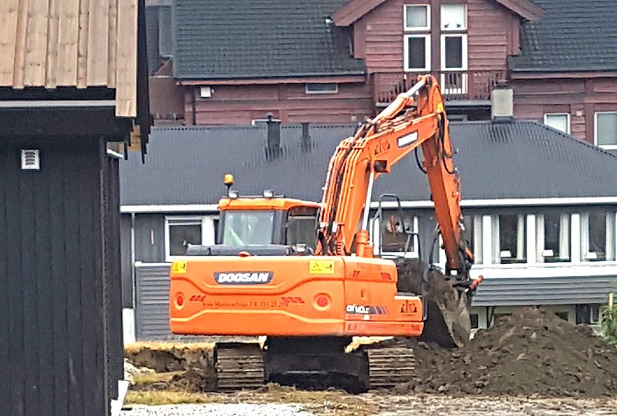 Gravemaskin i arbeid på tomt i Trondheim